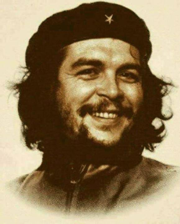 CHE, Arjantinliydi... Kendi ülkesinde ölmedi !
CHE, orta sınıfa mensuptu... Kend...i sınıfından koptu bir daha geri dönmedi!
CHE, doktordu... Bir muayene karşılığı hiçbir zaman para aldığı görülmedi !
CHE, bakandı... Sosyalist bir iktidarda bile oturduğu koltuğu sevmedi !
CHE,