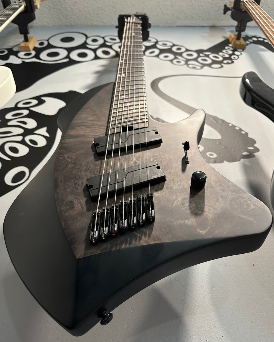 Having some fun with this really smooth playing guitar Larada 7 by Abasi Concepts.
Writing some super secret stuff for the OST 😈

#guitar #soundtrack #7string #deathmetal #cthulhu