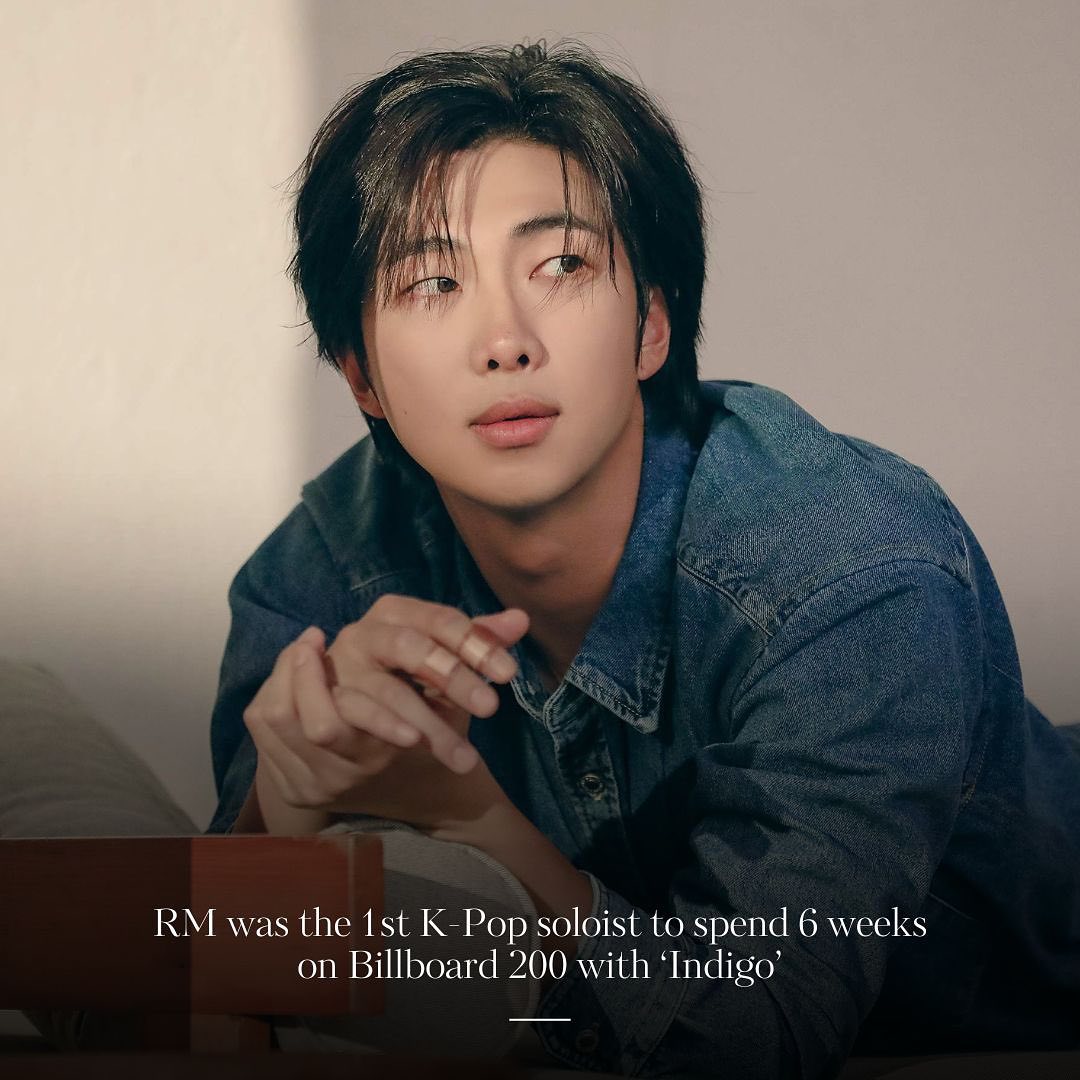 El artista nominado al Grammy Kim Namjoon, también conocido como RM de BTS. Namjoon comenzó su viaje como un rapero underground de Seúl que quería dejar su huella en el radar, pero se convirtió en uno de los íconos del K-pop, algunos dirían que la razón por la que el K-pop se +