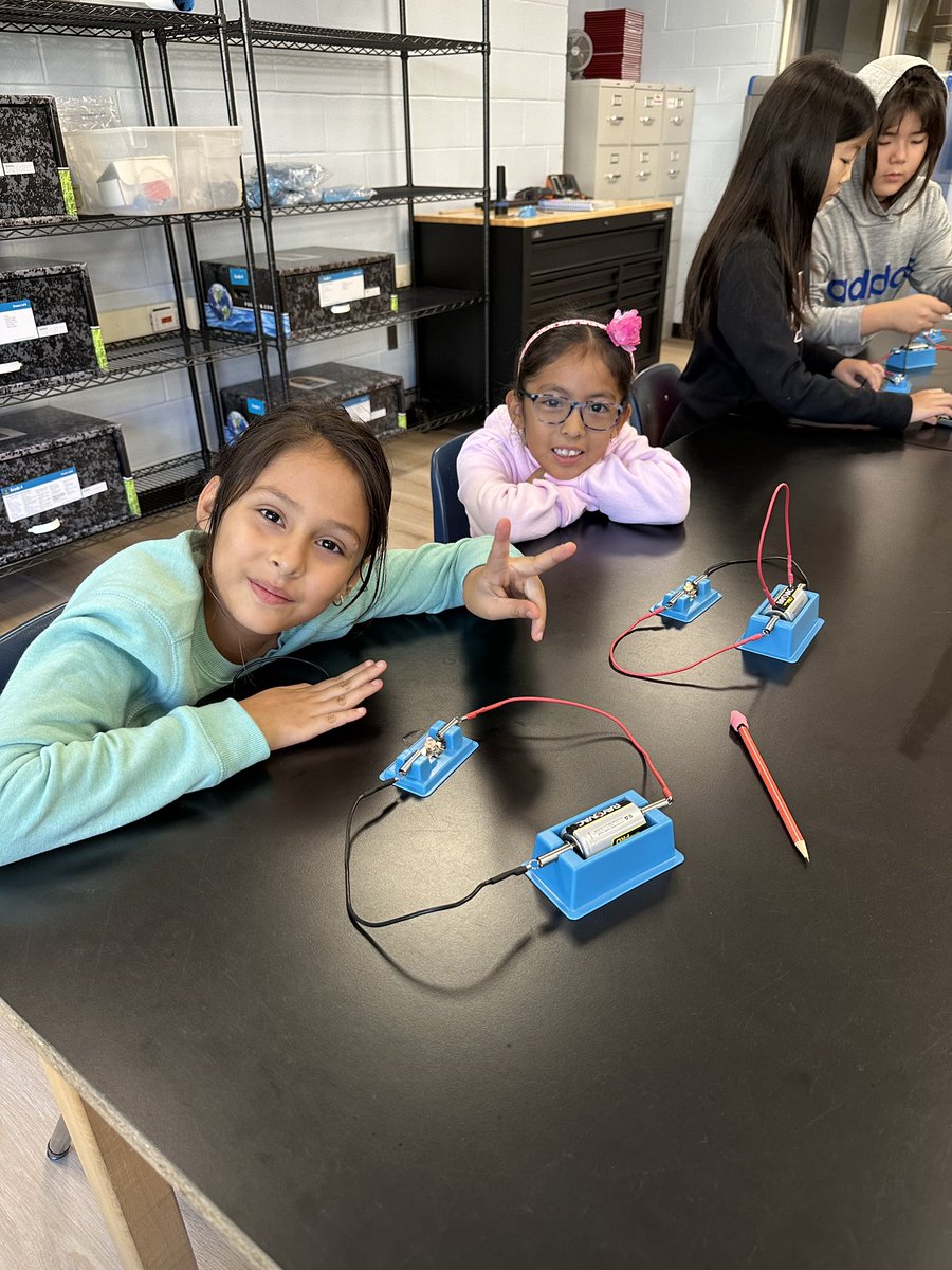 BrownPocoBlue's tweet photo. The fourth graders started exploring circuits this week &amp; made their way into our elementary science lab on Friday for some hands-on learning! https://t.co/e3jQWg80B2