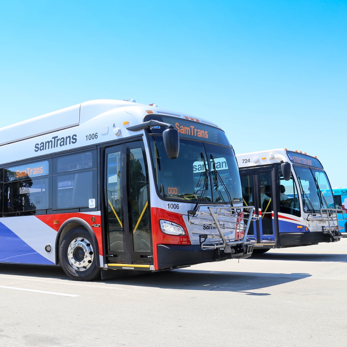 SamTrans's tweet image. When your new generation meets the old one.. 🥹⚡️🚌

Happy Friday and happy #transitmonth, everyone!