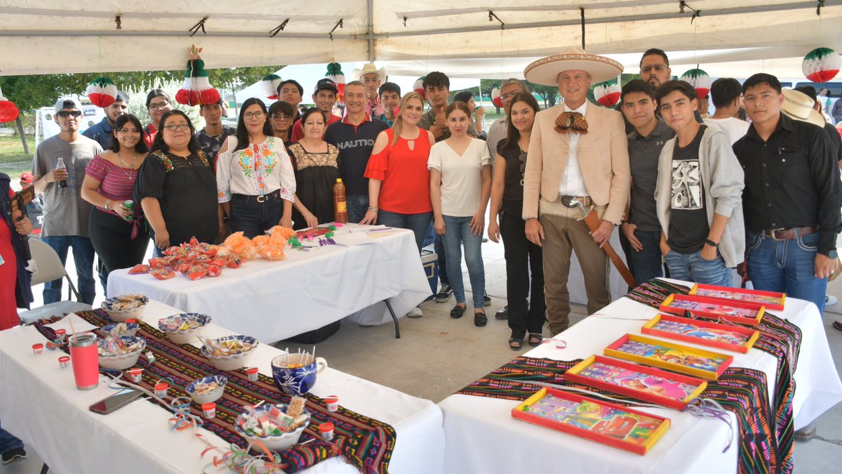 UTnortecoahuila's tweet photo. Celebramos la independencia con un gran espíritu patrio. Este 15 de septiembre brindamos una bienvenida mexicana a los estudiantes de nuevo ingreso para generar un convivio entre maestros, administrativos y alumnos, y se eligió a la Reina y Rey de la UTNC 2023. #25AniversarioUTNC https://t.co/8yte8OT1aY