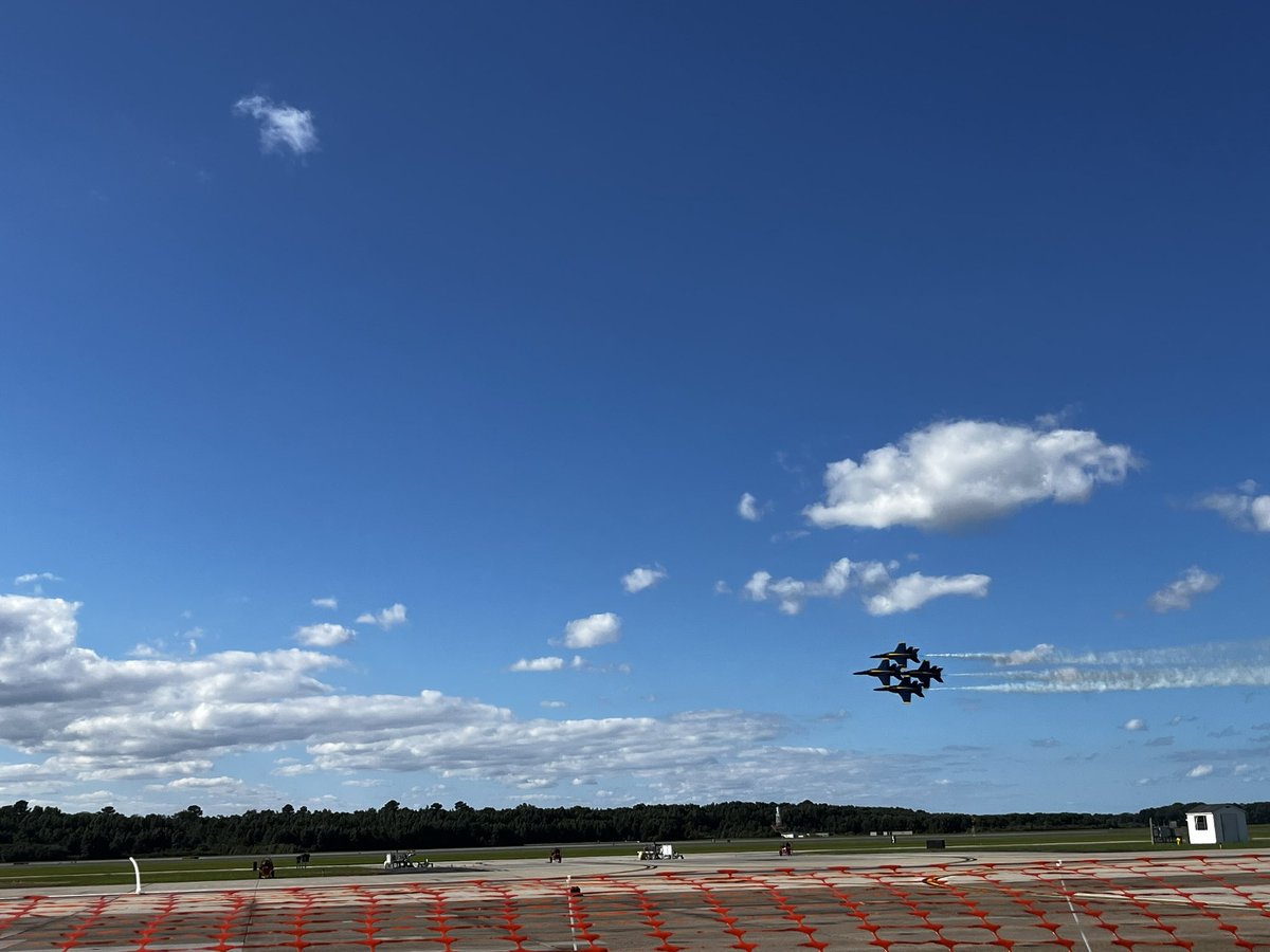 Geri_VB's tweet photo. The @BlueAngels never disappoint. Thank you NAS Oceana for such an amazing day for @vbschools 5th graders #DayOfSTEM #VBITS https://t.co/EC5DfYDCJA