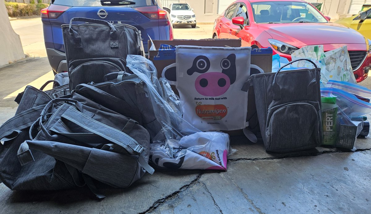 BEAResource's tweet image. Dr. Maggie and the entire team at @TexasChildrens - Shadow Creek Ranch came out today with hygiene packs, fun kid satchels, laundry detergent, and baby bags. What an amazing donation! Thank you so much for your support! 💚🧸

#BEAResource #BEARHouston #HopeandHelp