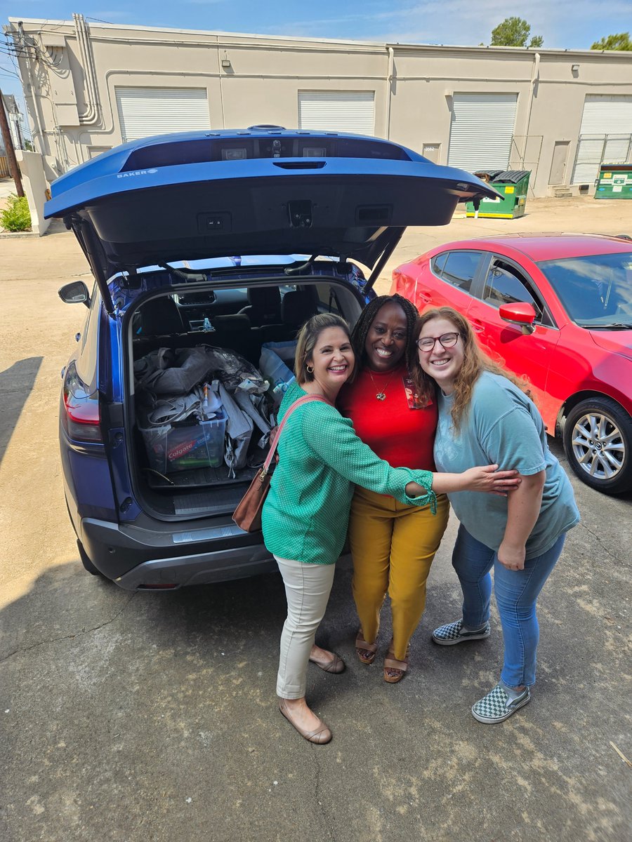 BEAResource's tweet image. Dr. Maggie and the entire team at @TexasChildrens - Shadow Creek Ranch came out today with hygiene packs, fun kid satchels, laundry detergent, and baby bags. What an amazing donation! Thank you so much for your support! 💚🧸

#BEAResource #BEARHouston #HopeandHelp