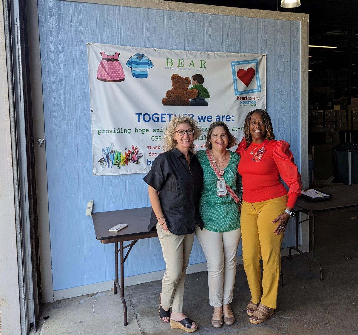 BEAResource's tweet image. Dr. Maggie and the entire team at @TexasChildrens - Shadow Creek Ranch came out today with hygiene packs, fun kid satchels, laundry detergent, and baby bags. What an amazing donation! Thank you so much for your support! 💚🧸

#BEAResource #BEARHouston #HopeandHelp