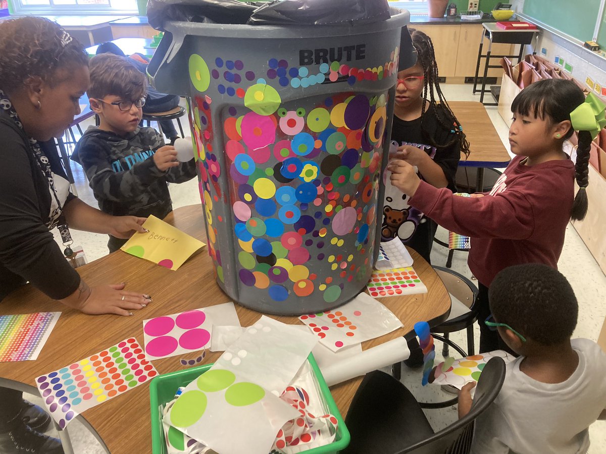 Celebrating International Dot Day at Claremont in the Art room! @ferzeen_shamsi @OssiningSchools @OUFSD_Arts #DotDay #thedot #InternationalDotDay @peterhreynolds