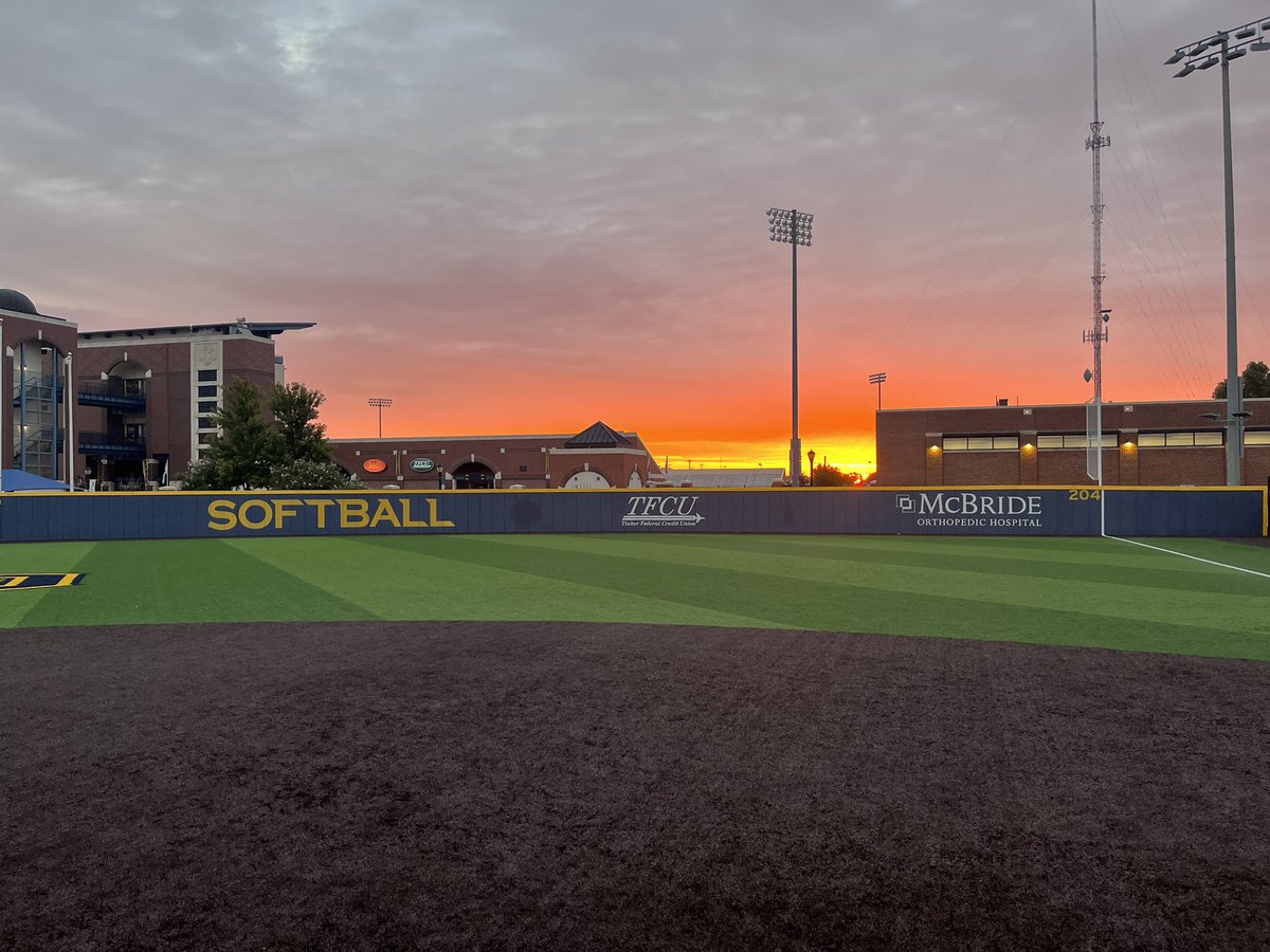 UCOSoftball's tweet photo. Great way to end the week! Beautiful morning practice and then a friendly competition with @UCOWBB https://t.co/ED8KgJ3ywA