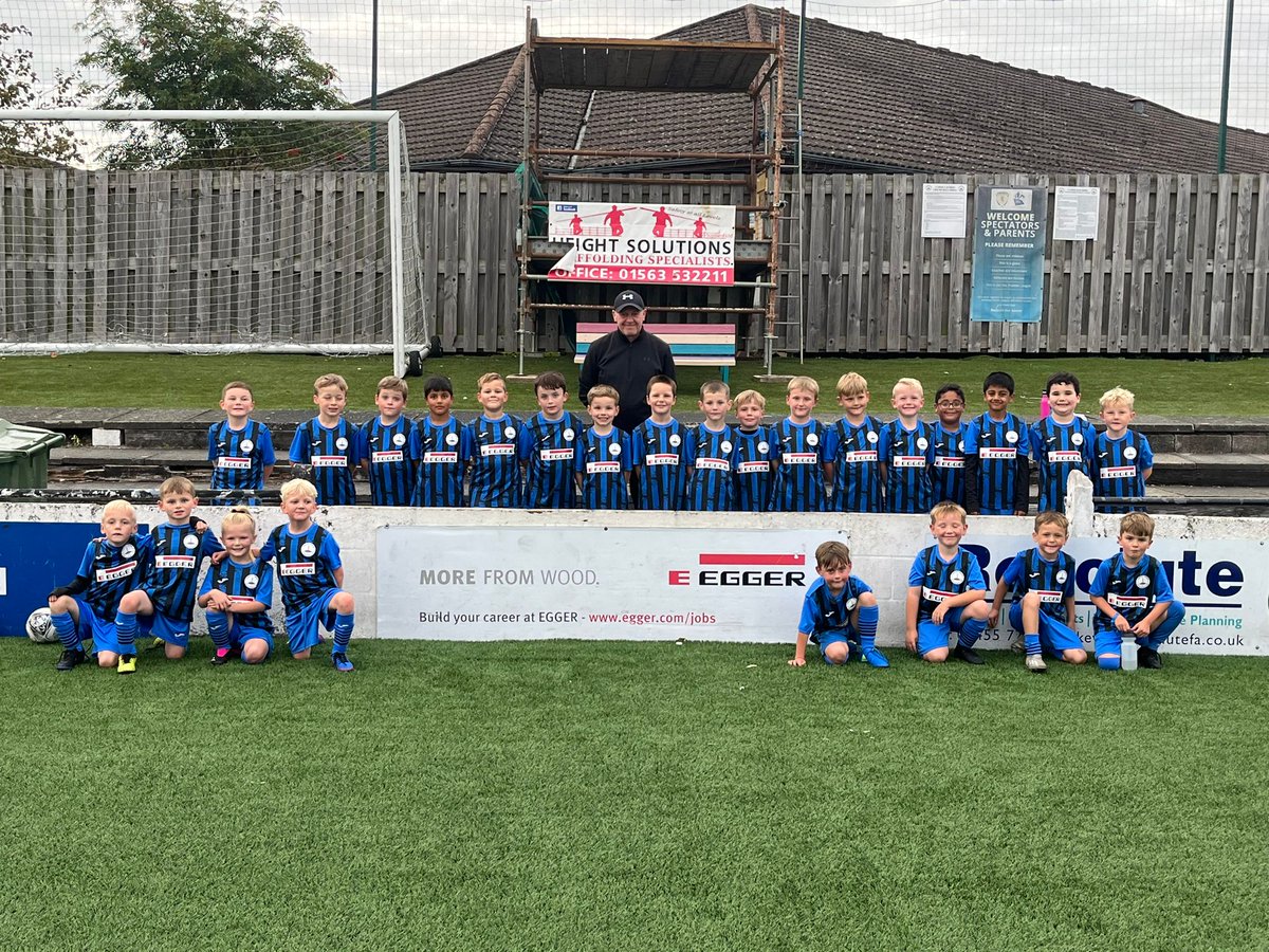 A proud moment for the team. Coach Brian's employer Egger has kindly sponsored our new 'Inter Cumnock' away kit. Pictured with our delighted players is Egger's James Conn, who was also instrumental in facilitating kit when we started two years ago. Thank you to James and Egger 🙏🏻