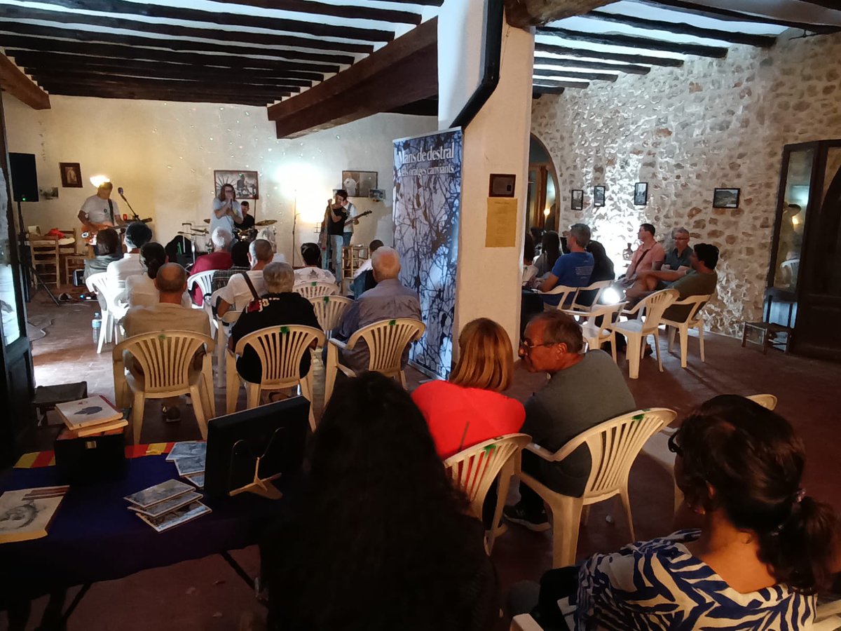 escolatv's tweet photo. ✨ Festa Estellés a #Turballos, amb les companyes d'@alcoicomtatpel1 i @AccioCulturalPV. Recital poètic i actuació de @MansDeDestral. ✨ https://t.co/FWRiRb5ccm