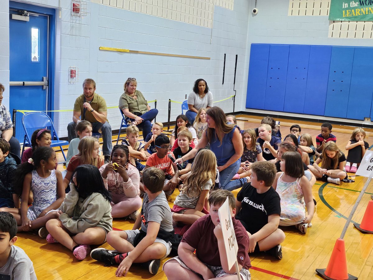 SpringCityRAMS's tweet image. Second graders share examples of being Star RAMS students. We show we care by helping new students learn about our class and school. We are Spring-Ford RAMS! #smallschoolbigheart