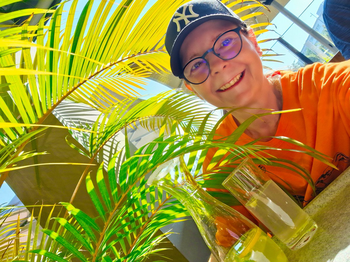 DJairportdisco's tweet photo. #karibikfeeling #caribianfeeling #palmtrees #spätsommertag #latesummer #billaplus #restaurant #relaxing #chillvibes #withfriends #fun #happiness #late #summerdays #selfie #myselfie https://t.co/6zuZmRdcfG