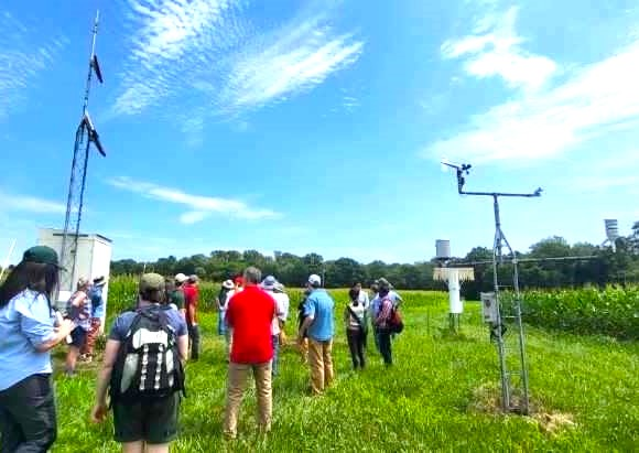 A few of our scientist participated in the recent 2023 National Soil Moisture Workshop to support USGS science in monitoring and modeling soil moisture to improve runoff forecasting and drought characterization. 

📷 #FieldPhotoFriday #science

🔗More ➡️  drought.gov/events/2023-na…