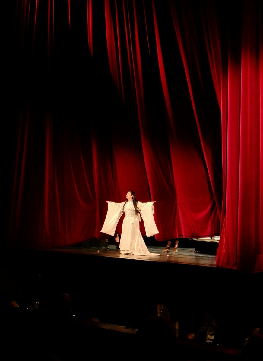 Opernjunkie's tweet photo. @ElmarLinsmeier Die gefühlte Leichtigkeit mit der Elena #Stikhina geschmeidig durch #MadamaButterfly gleitet ist bewundernswert, außerdem ein Musterbeispiel an Stimmkultur, BAVA👏👏👏💐💐💐 #CurtainCall #Puccini #DeutscheOperBerlin https://t.co/rv1Jftvbpx