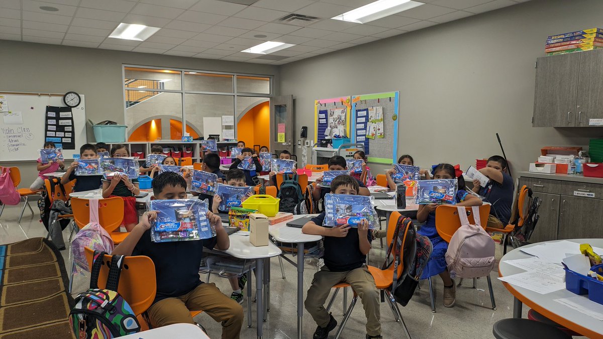 Dental hygiene starts early! All our 2nd graders @ScarboroughElem who came to school today received a free dental kit with 2 toothbrushes, toothpaste and an activity book! @HISD_Wraparound