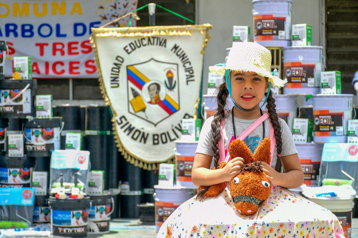 _LaAvanzadora's tweet photo. ¡Bricomiles en Petare!

Estuvimos en la Unidad Educativa Simón Bolívar del municipio Sucre, verificando los avances de las #Bricomiles, un trabajo incansable, amoroso y creativo que permite la rehabilitación y equipamiento de las instituciones educativas. 

@NicolasMaduro https://t.co/qOZSXnJfQz