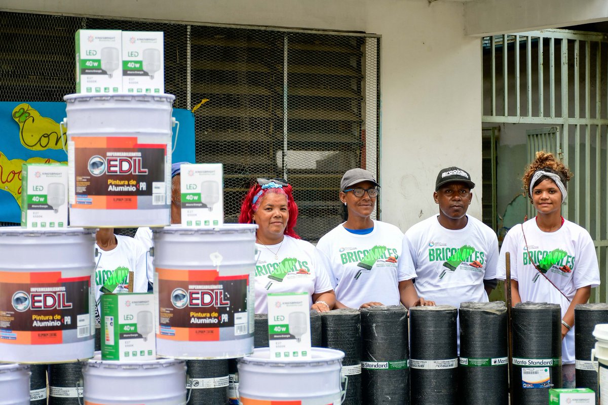 _LaAvanzadora's tweet photo. ¡Bricomiles en Petare!

Estuvimos en la Unidad Educativa Simón Bolívar del municipio Sucre, verificando los avances de las #Bricomiles, un trabajo incansable, amoroso y creativo que permite la rehabilitación y equipamiento de las instituciones educativas. 

@NicolasMaduro https://t.co/qOZSXnJfQz