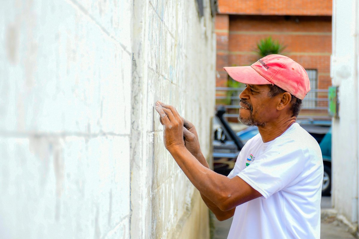 _LaAvanzadora's tweet photo. ¡Bricomiles en Petare!

Estuvimos en la Unidad Educativa Simón Bolívar del municipio Sucre, verificando los avances de las #Bricomiles, un trabajo incansable, amoroso y creativo que permite la rehabilitación y equipamiento de las instituciones educativas. 

@NicolasMaduro https://t.co/qOZSXnJfQz