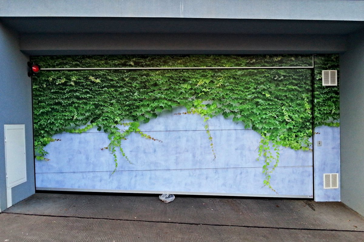 apex_archive's tweet photo. #greenwashing auf gänzlich kurios...

#garage #garagentor #bemalung #Potemkin #Neubauten https://t.co/JM33WdX00k