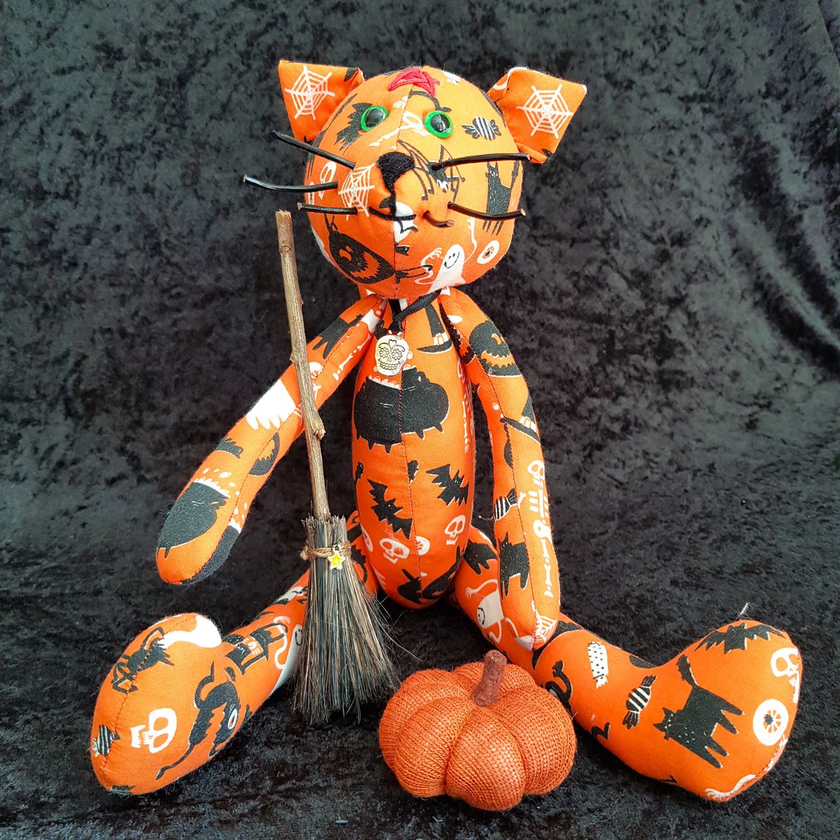 This is Jinx the Hallowe'en Cat - he is completely hand-made by me and is now available to purchase in my shop:

etsy.com/shop/HooklandD…
