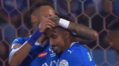_AboMrzoq's tweet photo. تعامل الأجانب في الهلال مع سالم الدوسري تحديداً تعامل فيه الكثير من الاحترام والتقدير لأنهم باختصار يدركون قيمته الفنية وتأثيره على الفريق ، اللاعب الفنّان يقدّر الفنان مثله ، عكس بعض "المشاهدين" للأسف

قيمة سالم الدوسري خاصة بعد هدف الأرجنتين ومشاركتين كأس عالم و 3 كأس عالم للأندية أصبحت قيمة عالمية وحتى الصحف الأجنبية تتحدث عنه 

وجود لاعبين أجانب في الدوري لا يعني التقليل من نجومنا المحليين