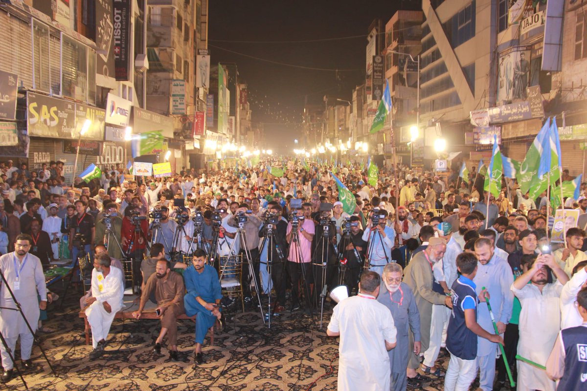 JIPOfficial's tweet photo. فیصل آباد: صدر جے آئی یوتھ رسل خان بابر پیٹرول ڈیزل کی قیمت اور بجلی کے بلوں میں ظالمانہ اضافے اور جان لیوا مہنگائی کے خلاف گھنٹہ گھر چوک میں گرینڈ یوتھ کنونشن سے خطاب کر رہے ہیں۔#JIPowerShow_Fsd https://t.co/z2z73PwhwR