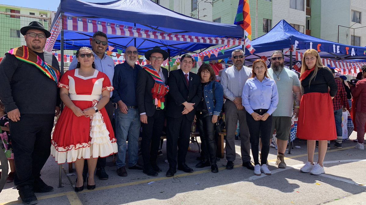 fptUNAP's tweet photo. ¡Viva Chile! 🇨🇱

Con nuestros amigos de @MDSTarapaca y de la @unapcl ayer  dimos por iniciada la semana de la chilenidad y aniversario patrio con una gran ramada 🫶🏻, instancia donde representamos a todo nuestro país con sus bailes, juegos y comida tradicional 🤍💙❤️ https://t.co/TLWwKuZjGz