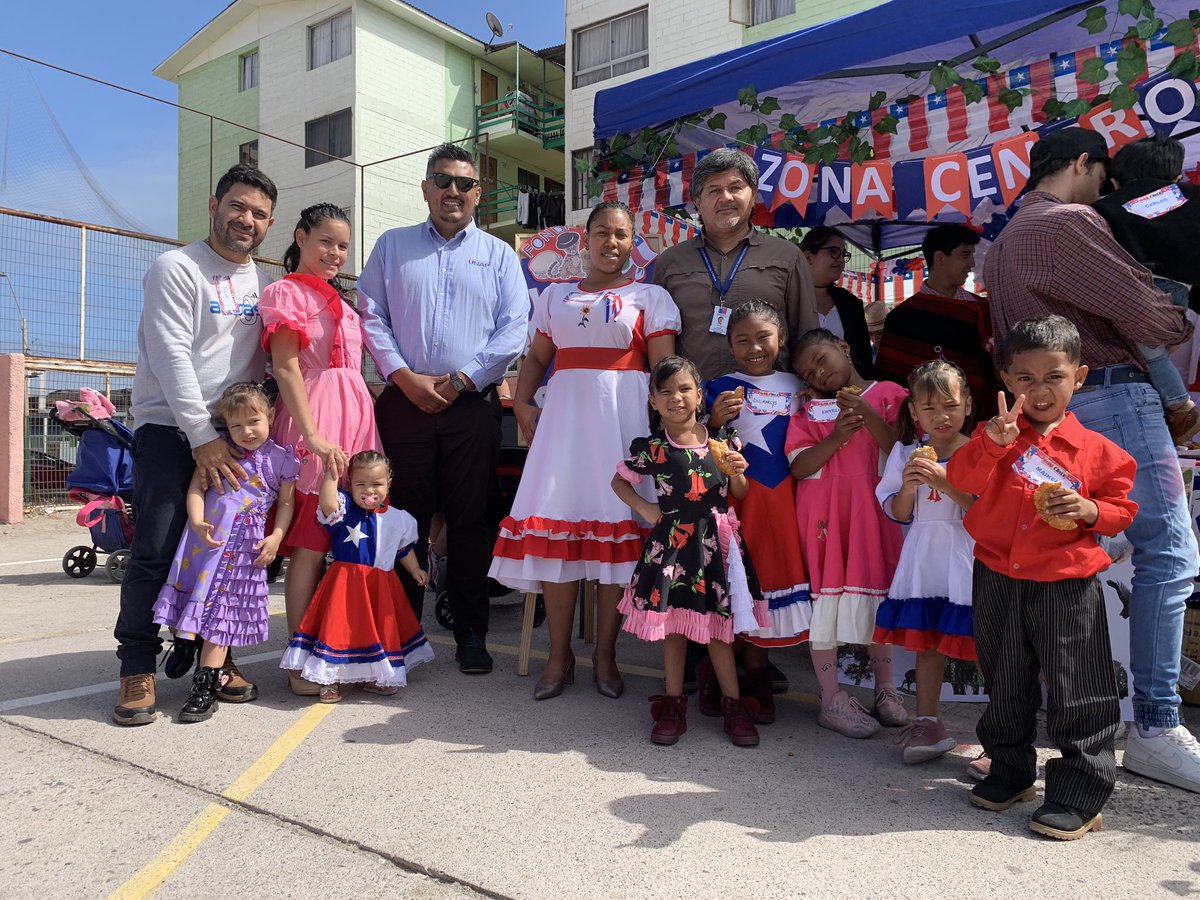 fptUNAP's tweet photo. ¡Viva Chile! 🇨🇱

Con nuestros amigos de @MDSTarapaca y de la @unapcl ayer  dimos por iniciada la semana de la chilenidad y aniversario patrio con una gran ramada 🫶🏻, instancia donde representamos a todo nuestro país con sus bailes, juegos y comida tradicional 🤍💙❤️ https://t.co/TLWwKuZjGz