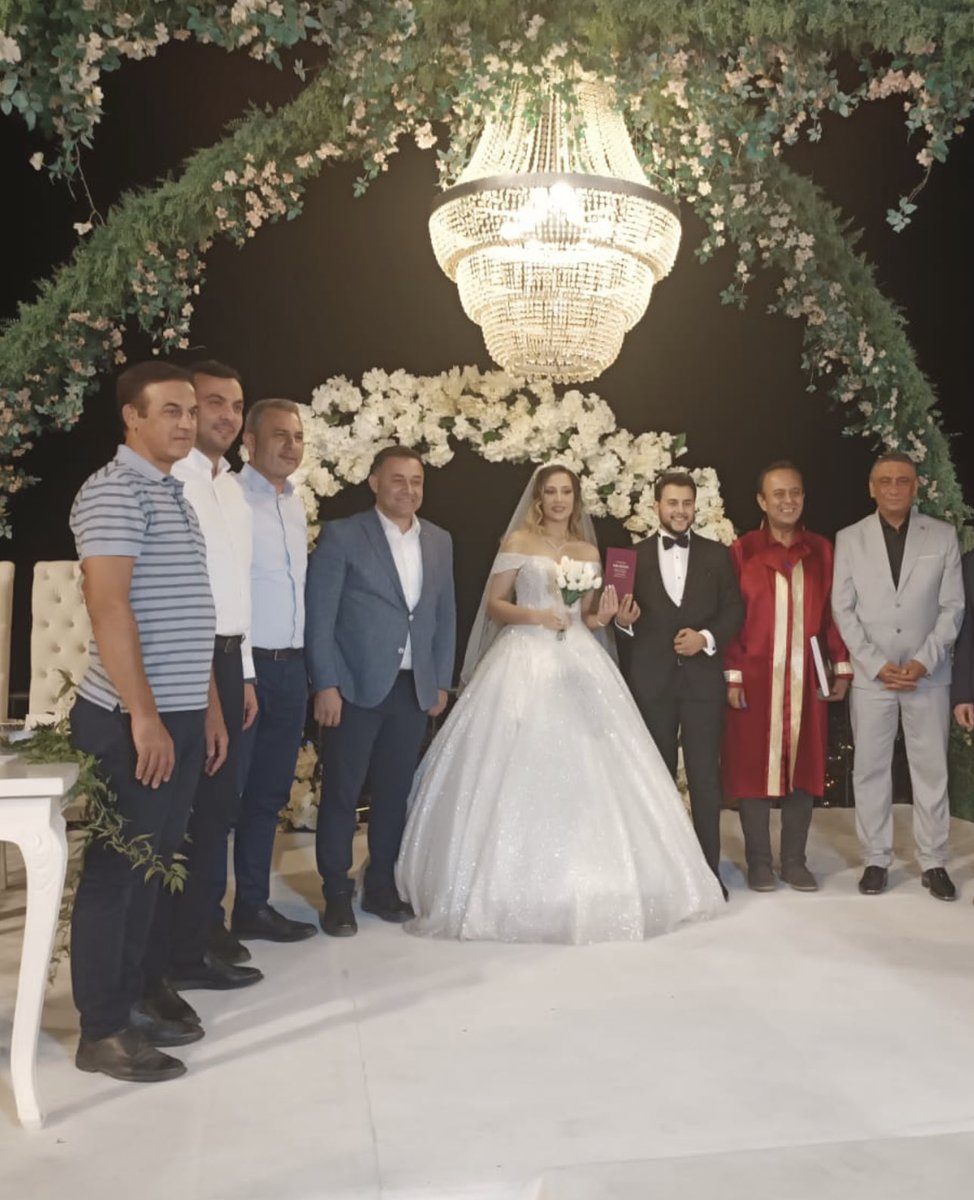 Kalaycı ve Diler ailelerinin değerli evlatları Zeynep Esra ve Mehmet kardeşlerimin düğünlerinde mutluluklarına ortak olduk.Tebrik eder,gönüllerince huzurlu bir yaşam dilerim.