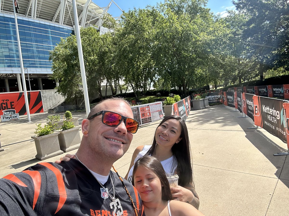 TheRealMathryn's tweet image. It’s that time of year again!  Great to be back! 🧡🖤  Got to even peek at Gate A where our family pic is on the banner. #blessed