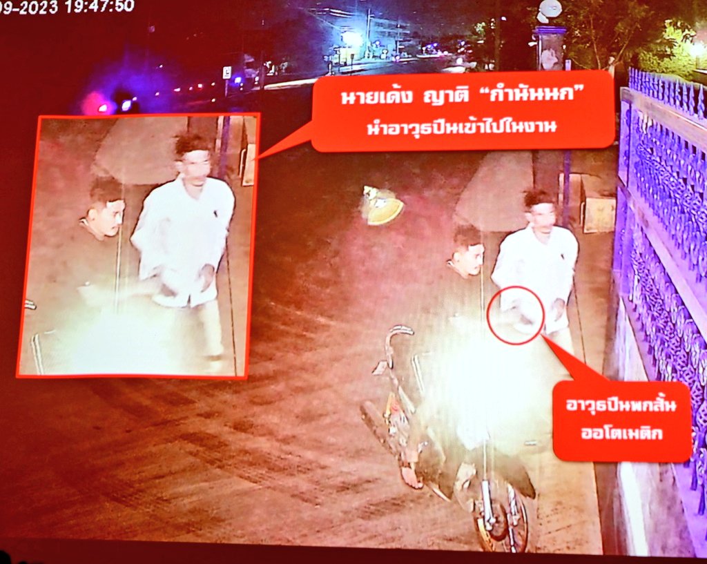 joe_black317's tweet photo. ชัดเจน กำนันเตรียมวางแผนฆ่า ปิดสวิชท์วงจรปิดเอง สั่งเคลียร์คนแก่ออกจากงาน เปิดทางรถเตรียมหนี

 ก่อนส่งซิกไอ้หน่องเดินไปยิง #สารวัตรศิว 

มูลเหตุต้องฆ่า เพราะสารวัตรขวาง #ส่วยรถบรรทุก !!!

การแถลงวันนี้ ประเด็นดึงปลั๊กกล่องวงจรปิดในตอนแรกนั้น

#บิ๊กโจ๊ก ตรวจสอบล่าสุดพบว่ากล้องมุมที่เห็นงานเลี้ยงนั้น #กำนันนก กดปิดสวิทช์ตั้งแต่ 10 โมง 

บิ๊กโจ๊กบอกส่า เข้าใจว่ามีคนเตือนว่าจะเห็นว่าใครนั่งตรงไหนบ้าง

นี่ก็เท่ากับว่าเตรียมการวางแผนไว้แล้ว

ที่สำคัญวงจรปิดตัวอื่นจับภาพตอน #หน่องท่าผา พกปืนเข้ามาในงานเลี้ยง

มีตอนนายต๋อง ลูกน้องกำนัน ส่งมือให้นายเด้ง ซึ่งเหมือนกับรู้ว่าจะเกิดเรื่อง ต้องใช้ปืนคุ้มกันกำนันนก

ลูกสมุนทุกคนเตรียมพร้อม เพราะรู้ว่าลูกพี่มีปัญหากับ #สารวัตรแบงค์ ถ้าเคลียร์กันไม่ได้ ต้องยิงกันแน่ๆ

 จึงตระเตรียมไว้ก่อน ขนปืนเจ้ามา เอาคนแก่ออกจากงานไปก่อน  เปิดทางให้รถเตรียมหลบหนีออกจากงาน

 บิ๊กโจ๊กบอกว่า มีหลักฐานว่ากำนันนกออกมาคุยกับหน่อง และกำนันนกส่งสัญญาณให้ยิง!!

บิ๊กโจ๊กสรุปสาเหตุที่ต้องฆ่า เพราะไม่พอใจ #สารวัตรสิว 

1.ขอลูกน้องให้มาทำหน้าที่จยย.สายตรวจไม่ได้

2.มีปัญหาเรื้อรัง #สารวัตรศิวกร เข้ามาปฏิบัติหน้าที่อย่างเคร่งครัด ทำให้รถบรรทุกน้ำหนักเกินวิ่งไม่ได้ ทำให้กำไรน้อยลง

3.กำนันนกโมโหดวลเหล้าแพ้ #สารวัตรแบงค์

 แต่มูลเหตุให้มีการลุแก่อำนาจ ใช้มือปืนไปยิง มาจากเรื่องที่ 2 คือขวางผลประโยชน์

ส่วน #ผกกเบิ้ม ที่ยิงตัวตาย เพราะเป็นคนชวนสารวัตรสิวมางานนี้ เพราะสารวัตรสิวไม่เคยมาเลย

มาครั้งแรกก็ถูกยิงตาย

#กํานันนกนครปฐม
#ยิงตํารวจ
#ยิงตำรวจทางหลวง 
#ผกกเบิ้ม 

อธิบายรูป รูปซ้าย กล้องวงจรปืดเห็นว่า ไอ้หน่องพกปืน

 ส่วนรูปขวา สมุนกำนันส่งปืนเข้ามาในงาน