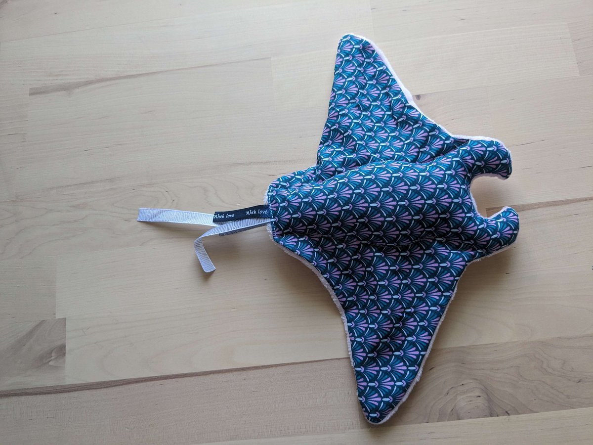 Tieffeline's tweet photo. Coucou Twitter ! 
Pour arrondir un peu nos fins de mois, avec Lulu on vend des peluches faites main. Elles sont rembourrées avec les chutes pour éviter le gaspillage ! 
Il y a 8 raies manta, 20cm de long
20€ mais sans les frais de port https://t.co/veq6XgjPn5