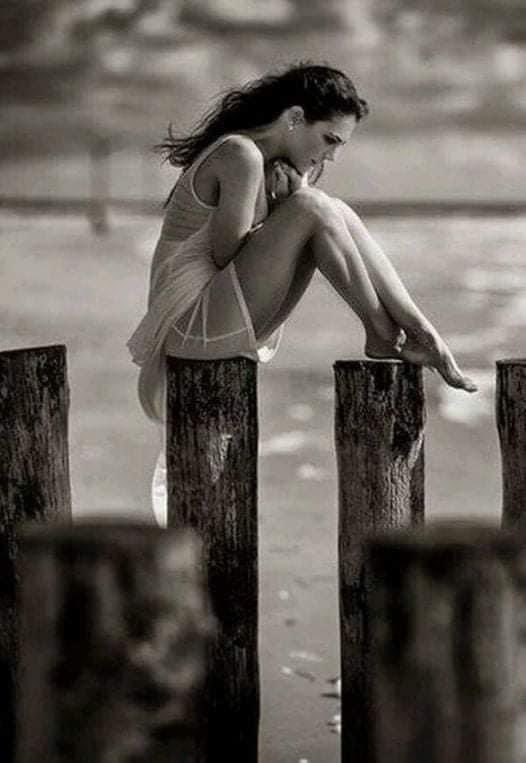 Tancerca_'s tweet photo. Hace tiempo que dejé de temerle a la muerte, también dejé de temerle a la vida y a la no vida. 
La no vida es ese espacio y tiempo donde solo hay dolor, o hastío, o cansancio de todo y de todos, incluido de tí mismo.
La no vida es un tránsito mental que solo el que ha pasado por ahí lo sabe.
Es mirarnos por dentro de nuestras emociones y encontrar que ya no nos queda ninguna. De tanto sentir a no sentir nada. Bueno, nada no, un terrible vacío. El vacío es una carcoma si tú fueses una madera. Te destroza por dentro despacio y con sigilo.
Sabes que hay un mundo fuera y todo el mundo te dice que lo disfrutes. Qué daño más grande decirle a alguien que sienta lo que no puede.
Te molesta todo, pero sobretodo te molesta que nadie entiende ese lugar mental donde te encuentras.
Y entre que no te apetece hablar y total para lo que te van a decir te aislas aún más de ese exterior que todos te dicen que es tan bonito.
La vida es según lo que te toca. Y a ti hace tiempo que no te toca nada bueno⚘❤

Pero la vida es eso que lo desbarata todo, incluso a veces hasta para bien.

Y yo quiero estar ahí cuando te pase⚘❤