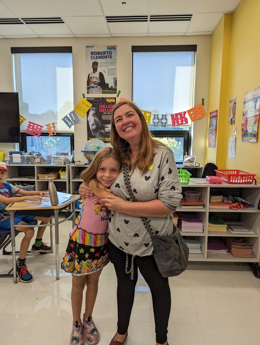 Big thanks to Ms. Alicia (Alice's mom) for stopping in as our first Mystery Reader of the year 🥳 She read (and gifted to the class) The Tale of Despereaux by Kate DiCamillo! 📚🐭⚔️ #LongfellowBears #WeAreD97