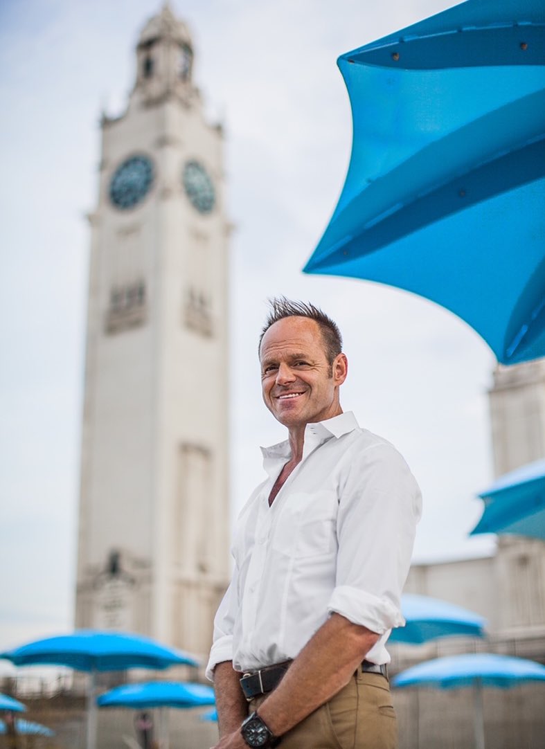 Val_Plante's tweet image. La nouvelle du décès de Claude Cormier est un choc et une perte immense. Claude était un visionnaire, un bâtisseur et un grand Montréalais. 

Son influence sur les icônes et les places publiques de la Ville se comptent par dizaines : l’Anneau, les boules du Village, le square…