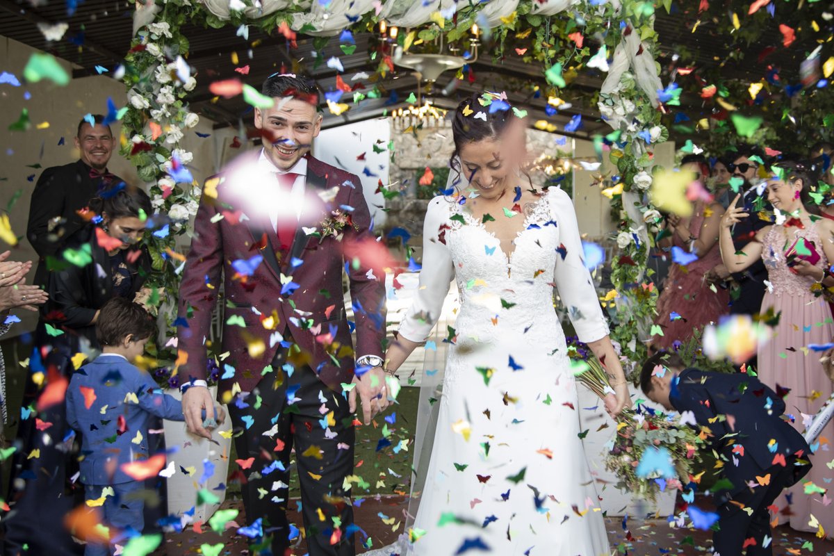 StudioalonsoFot's tweet photo. ¡Vivan los novios!

Lluvia de mariposas para recibir a los recién casados.

Finca Buenos Aires de @inbodas
#fotografosbodamadrid #fotosboda
#bodamadrid #novias2023 #novias2024 #fotografomadrid #fotografobodasmadrid #albumboda
#bodas2023 #bodas2024
#bodasnet #inbodas https://t.co/kfXJgL2PUw