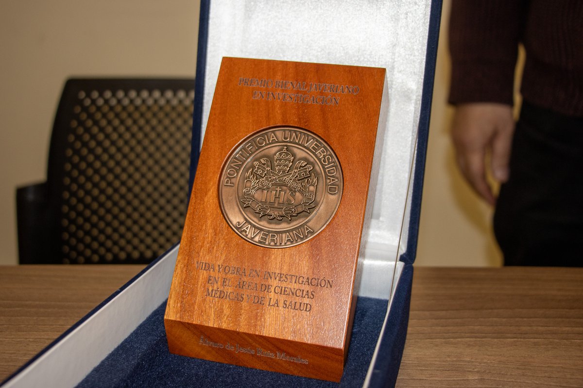 #OrgulloJaveriano ¡Con inmensa alegría y profunda admiración, celebramos el logro del profesor Álvaro Ruiz! Su excepcional labor ha sido honrada con el Premio Javeriano en Investigación Vida y Obra en el campo de las Ciencias Médicas y de la Salud otorgado por <a href="/UniJaveriana/">Pontificia Universidad Javeriana</a> 👏