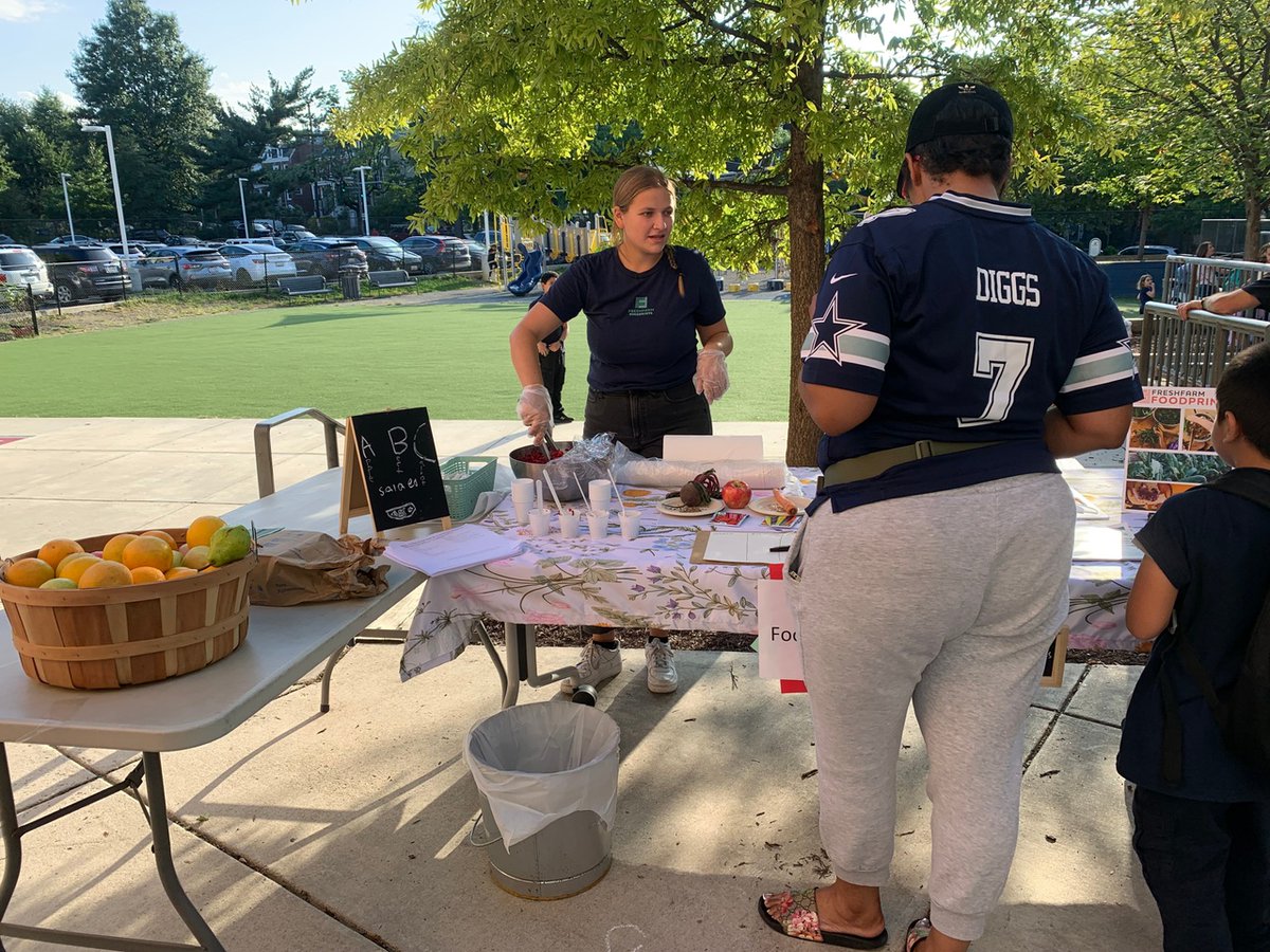 🍁🍎 Back To School Night!🍁🍎 Our teachers greeted their school communities at their BTSN! Sharing fresh produce from local FRESHFARM farmers. FoodPrints teachers connect local produce to DCPS communities! Market locations & times in DC, VA, & MD here: freshfarm.org/markets?view=s…