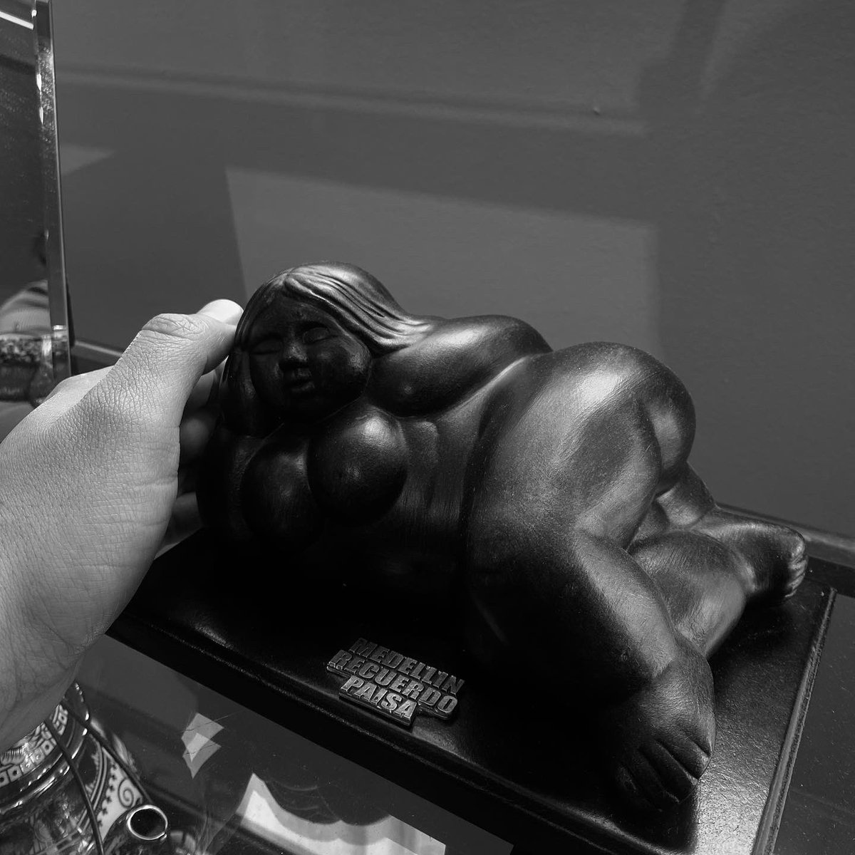 Quien me conoce sabe lo que lamento su partida, Botero, ese mago del pincel y escultor de lo monumental, supo tejer en cada trazo y en cada curva una narrativa única