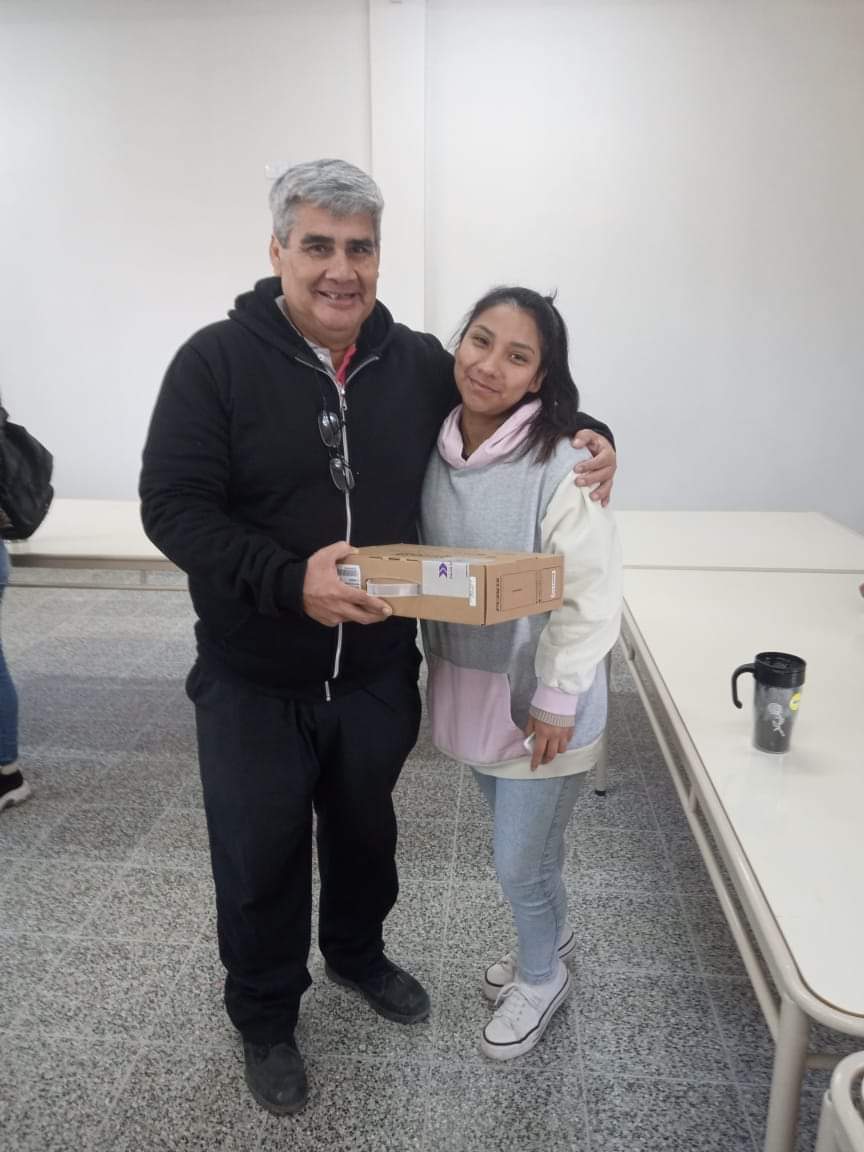 ArribaJujuy's tweet photo. Entrega de netbooks para los estudiantes de #Chalican del colegio secundario N° 37 a través del programa nacional "Conectar Igualdad"

Los chicos de la institución recibieron las computadoras que entrega el Ministerio de Educación de la Nación Argentina. https://t.co/jNJpLzseSz