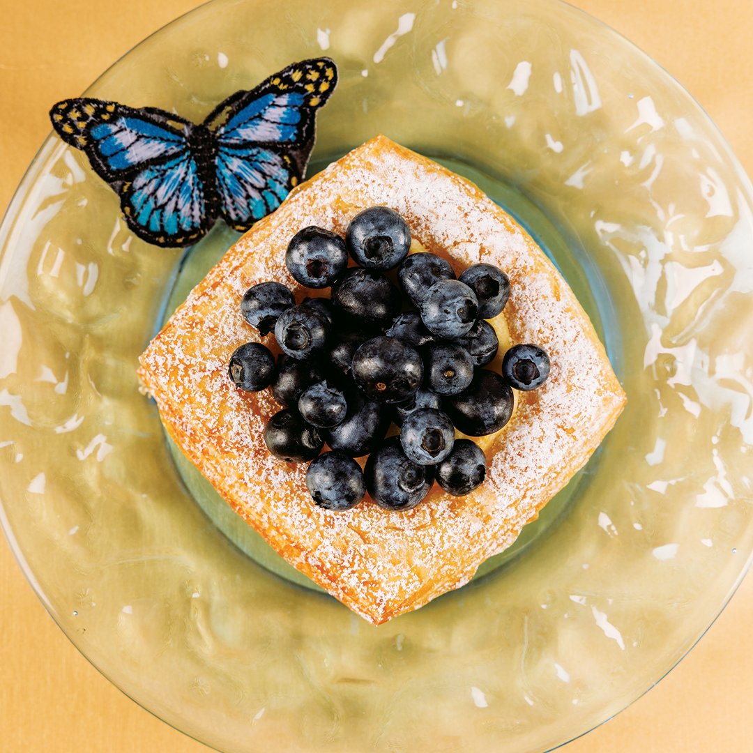 AmeliesBakery's tweet photo. The last weekend of summer 😢 means the last weekend to get these tasties at your fav Amélie's bakery...

Amélie's 🍁 FALL MENU 🍁 blows into town SEPT. 20!
-------------------------
🇫🇷 French Silk Tart
🫐 Lemon Blueberry Danish
🍰 French Yogurt Cake
🥥 Piña Colada Macaron https://t.co/EG6eOIqsNl