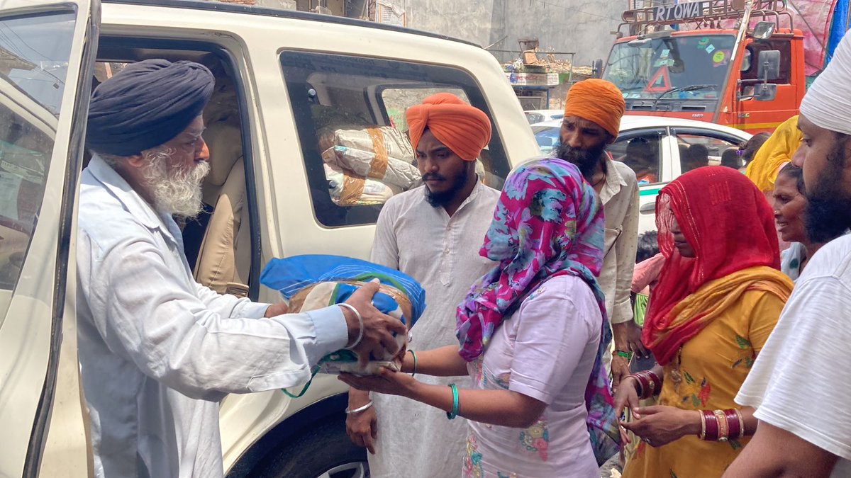 NSS_Foundation's tweet photo. नानक शाही संसार फाउंडेशन द्वारा आज दिल्ली के समयपुर बादली स्तिथ बस्तीयों में ज़रूरतमंद लोगों को कपड़े व अन्य रोज़मर्रा की चीज़ें मोहिया करवाई गई।
#TeamNSSFoundation
#SarbatDaBhala
#MissionSewa https://t.co/XvhgrkC4wl