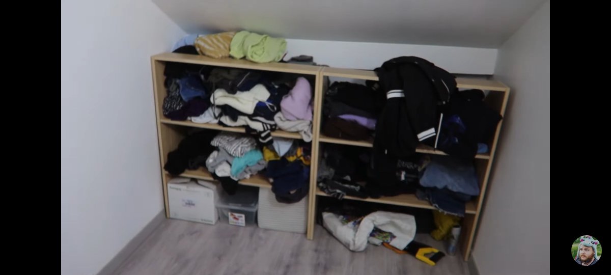 Tchoutchou22's tweet photo. Le dressing de Laura, vs le dressing des ados... 😶 #mavachou #adrienytb https://t.co/pnr5WDc2ta