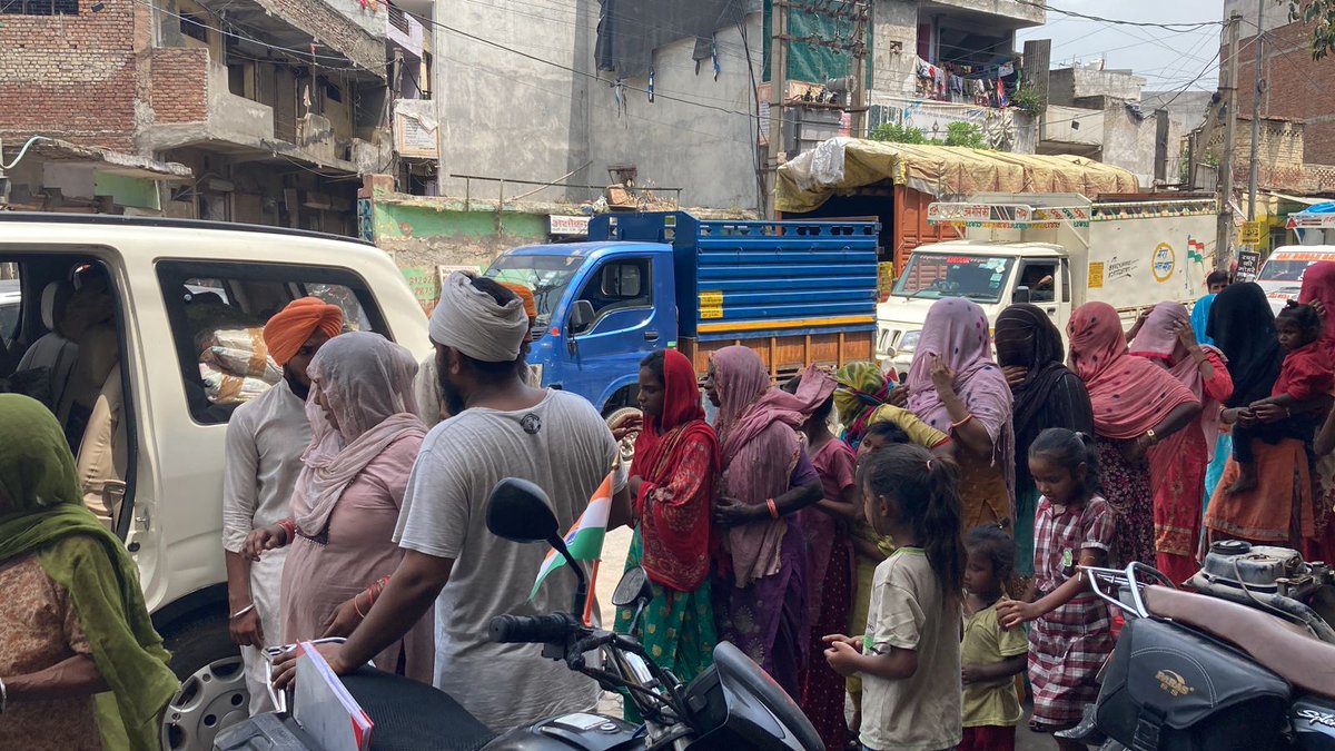 NSS_Foundation's tweet photo. नानक शाही संसार फाउंडेशन द्वारा आज दिल्ली के समयपुर बादली स्तिथ बस्तीयों में ज़रूरतमंद लोगों को कपड़े व अन्य रोज़मर्रा की चीज़ें मोहिया करवाई गई।
#TeamNSSFoundation
#SarbatDaBhala
#MissionSewa https://t.co/XvhgrkC4wl