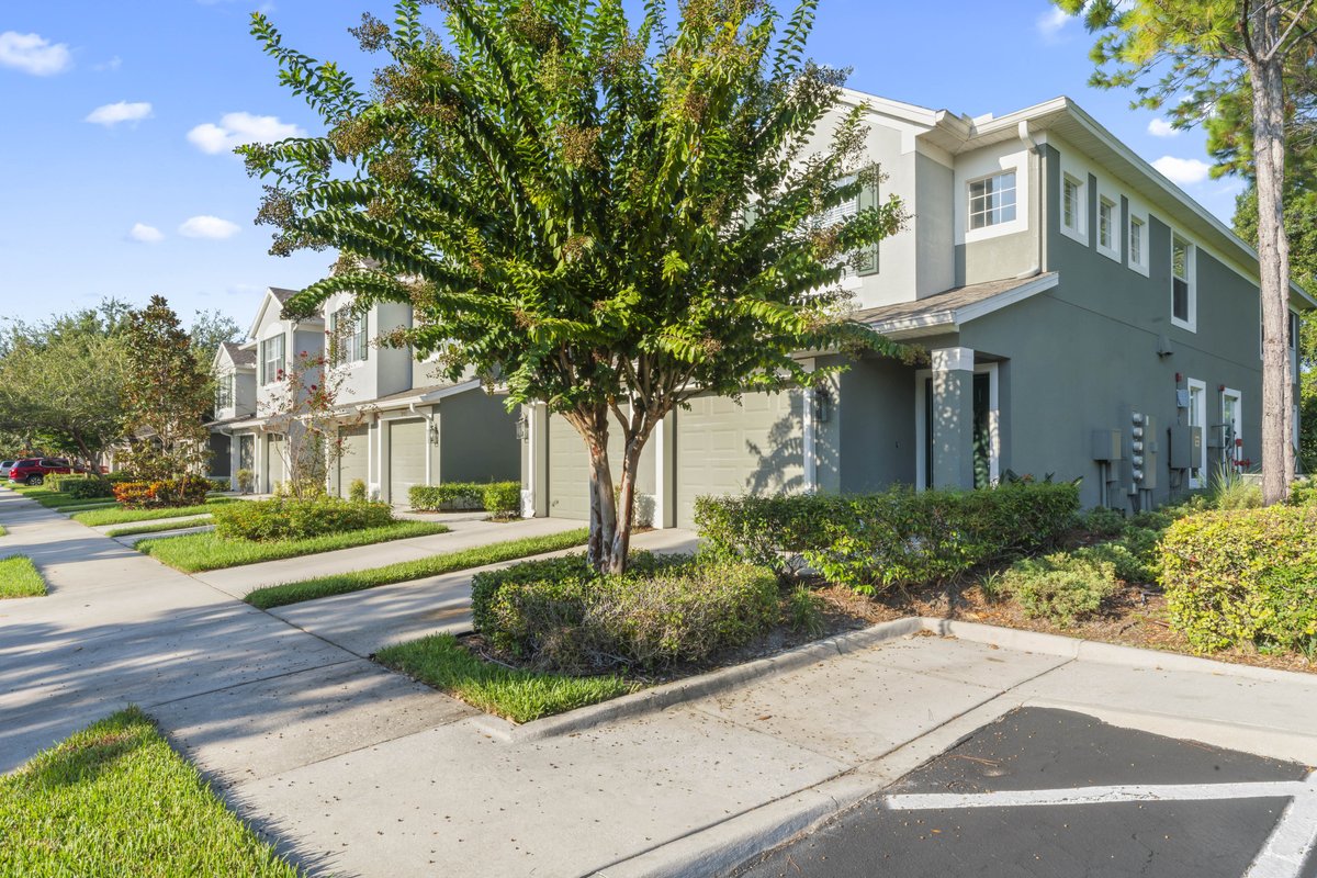hommati163's tweet photo. 🏡 This 3 bed, 2 bath corner unit in Riverview, FL, is a gem with no rear neighbors and lots of natural light. The kitchen is a dream, and the primary suite is spacious. Wake up to water views! Listed at $320,000. #RiverviewHomes #RealEstate #FloridaLiving https://t.co/oxncJN8Da0