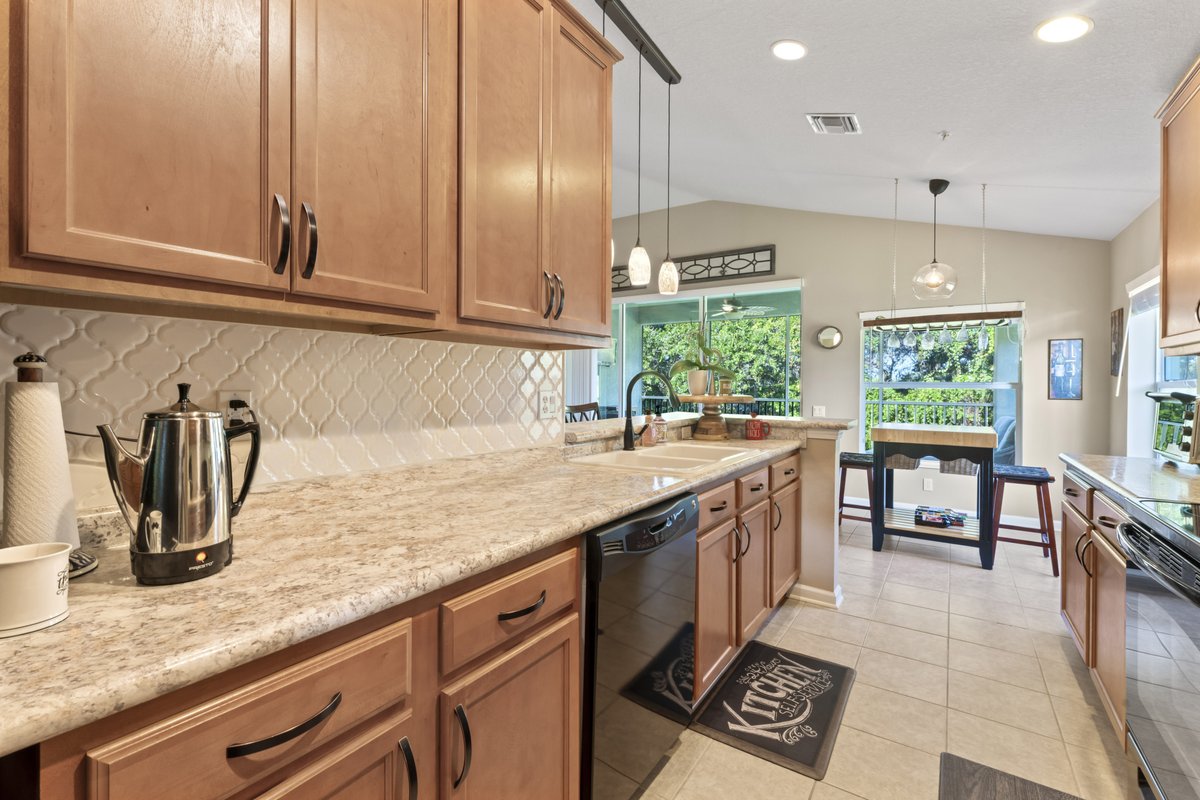 hommati163's tweet photo. 🏡 This 3 bed, 2 bath corner unit in Riverview, FL, is a gem with no rear neighbors and lots of natural light. The kitchen is a dream, and the primary suite is spacious. Wake up to water views! Listed at $320,000. #RiverviewHomes #RealEstate #FloridaLiving https://t.co/oxncJN8Da0