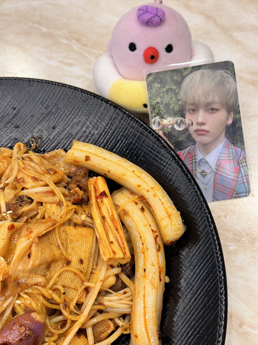 hwtorii's tweet photo. 역시 음방 푸드는 마라샹궈 🤯 https://t.co/4CVnC11quW