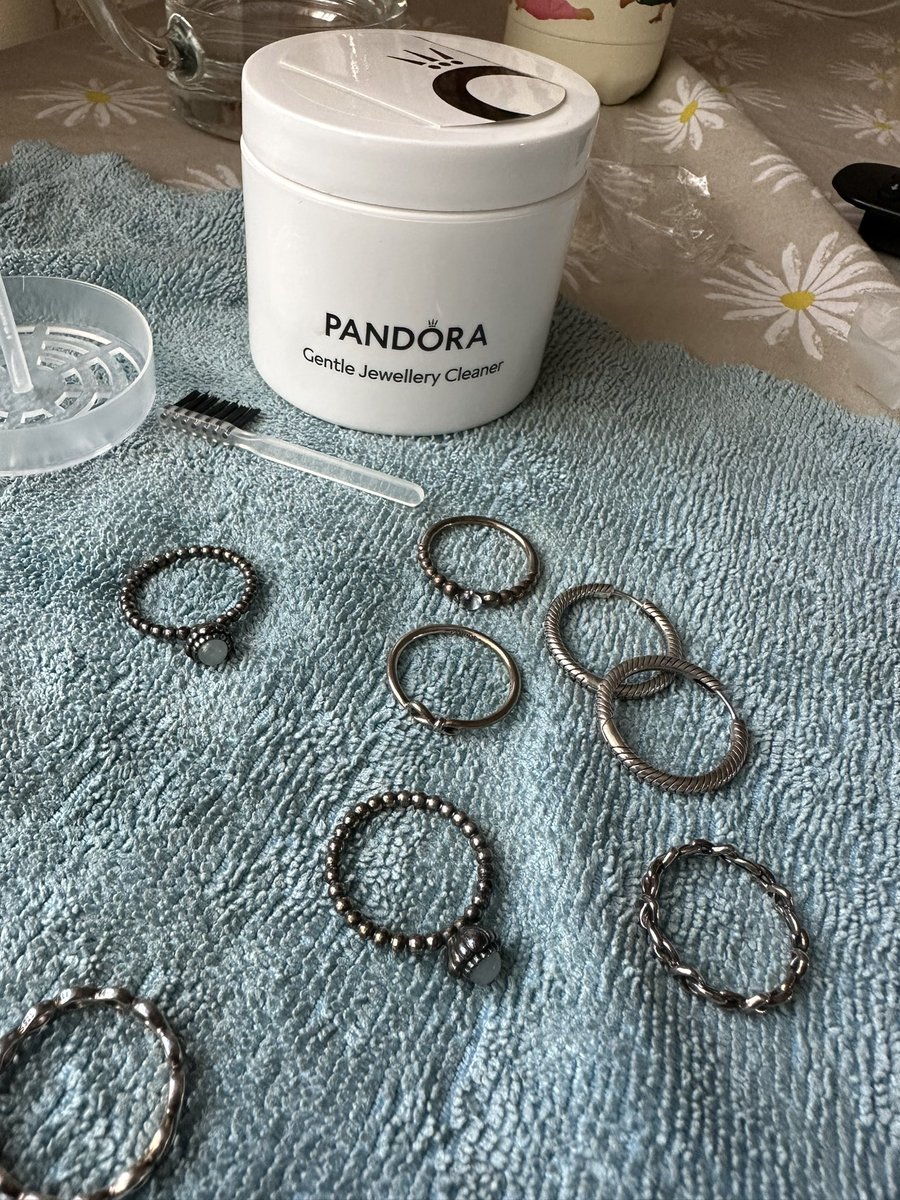SmilePondes's tweet photo. @Pandora_UK , your cleaning jewellery doesn’t clean. I don’t think I’ll be buying any jewellery from there. I’ve been hours polishing and nothing. https://t.co/FO5vbCUodQ
