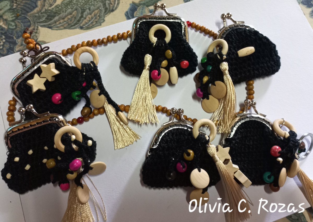 LivOcr's tweet photo. Unos cuantos casi listos, queréis alguno?
Ya sabéis, hablas conmigo 🙂

#artesania #oliviacrozas #llaveros #hechoamano #colgantebolso #handmade #monederos #madera #hilo #algodon https://t.co/tQr4UkJmZj