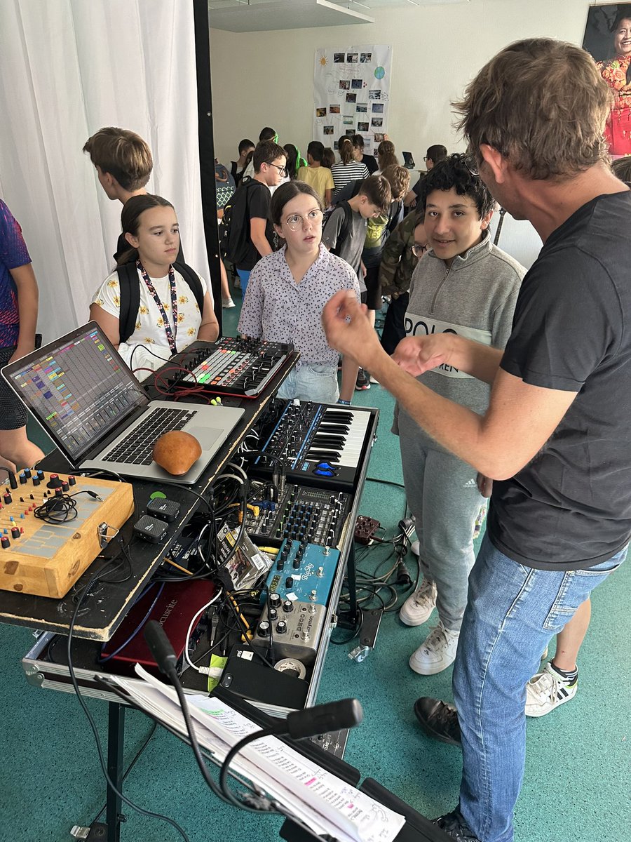 Les CHAT ont accueilli le spectacle l’Enfant et la rivière par la compagnie le Ptit Bastringue de Cosne, adaptation du roman d'Henri Bosco. 
 Après le spectacle, ils ont pu échanger avec tous les artistes présents sur les différentes techniques. <a href="/DSDEN_03/">DSDEN Allier</a> <a href="/acclermont/">Académie de Clermont-Ferrand</a>